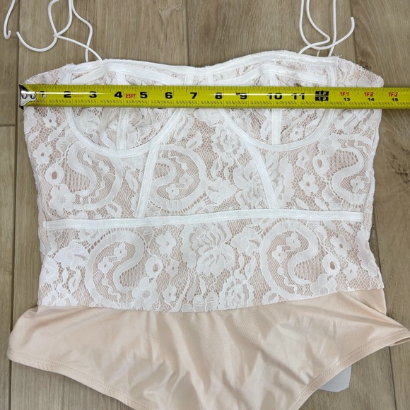 Superdown Stasia Lace Bodysuit in White & Nude Size S - Picture 10 of 11